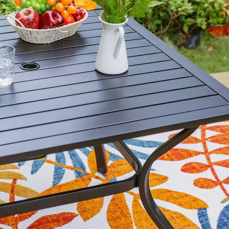 Set da patio da 5 pezzi con tavolo in metallo da 37" e sedie a braccioli girevoli - Captiva Designs