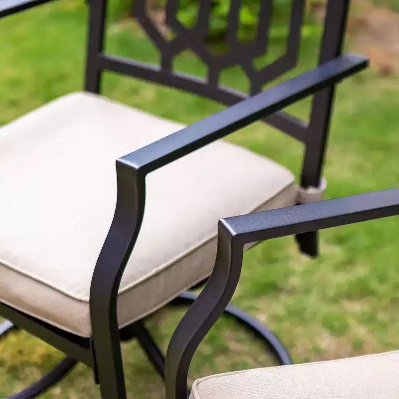 Set da pranzo da patio in ferro battuto da 3 pezzi con tavolo quadrato con foro per ombrellone e sedie girevoli - Captiva Designs