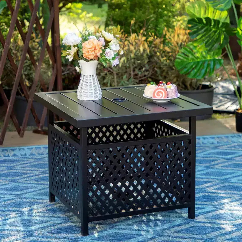 Set da pranzo da patio in ferro battuto da 3 pezzi con tavolo quadrato con foro per ombrellone e sedie girevoli - Captiva Designs