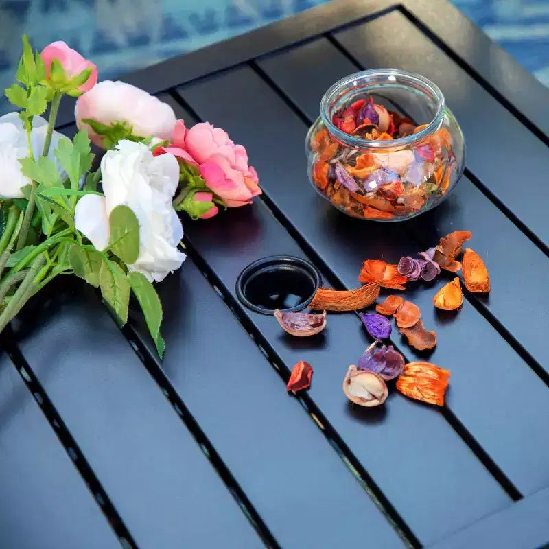 Set da pranzo da patio in ferro battuto da 3 pezzi con tavolo quadrato con foro per ombrellone e sedie girevoli - Captiva Designs