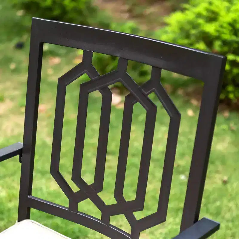 Set da pranzo da patio in ferro battuto da 3 pezzi con tavolo quadrato con foro per ombrellone e sedie girevoli - Captiva Designs