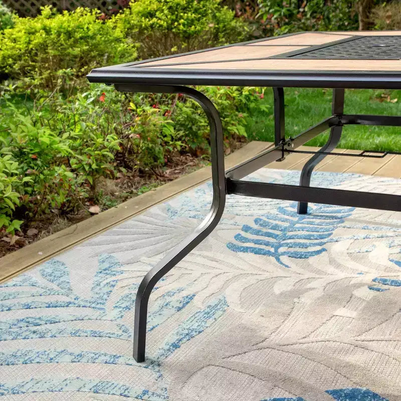 Set da pranzo da esterno 7 pezzi Captiva Designs con tavolo in acciaio/finto legno con foro per ombrellone e sedie a braccioli imbottite in metallo