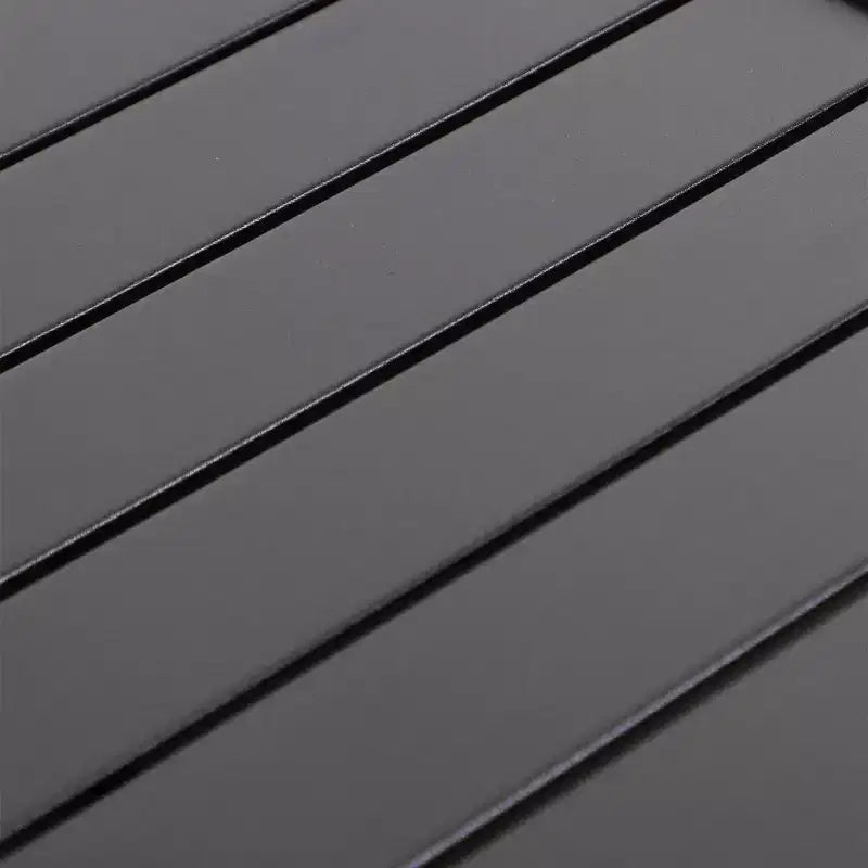 Set da pranzo da esterno 5 pezzi con sedie impilabili a righe e tavolo rotondo in metallo con foro per ombrellone - Nero - Captiva Designs: Telaio in acciaio