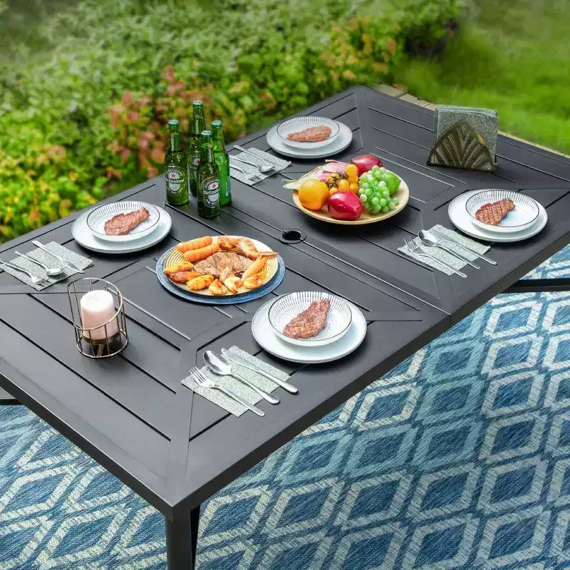 Set da pranzo da esterno 7 pezzi con sedie imbottite in tessuto a fionda e tavolo rettangolare in metallo con foro per ombrellone - Captiva Designs
