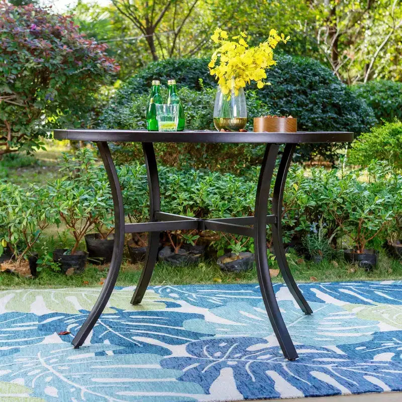 Set da pranzo da esterno 5 pezzi con sedie in vimini con cuscini e tavolo rotondo in metallo con foro per ombrellone - Blu - Captiva Designs