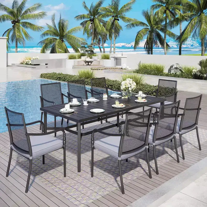 Captiva Designs Tavolo rettangolare spazioso da 9 pezzi con piano a doghe in metallo e foro per ombrellone e sedie fisse in acciaio con braccioli a zucca