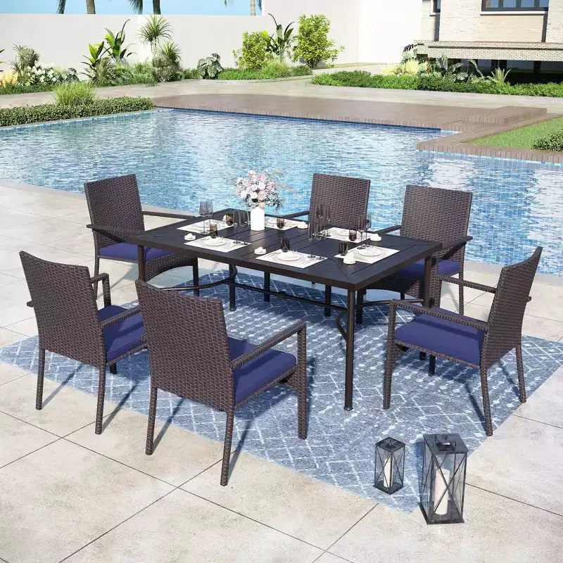 Captiva Designs Tavolo da pranzo in acciaio nero per patio esterno da 7 pezzi con foro per ombrellone e sedie in rattan con braccioli imbottiti