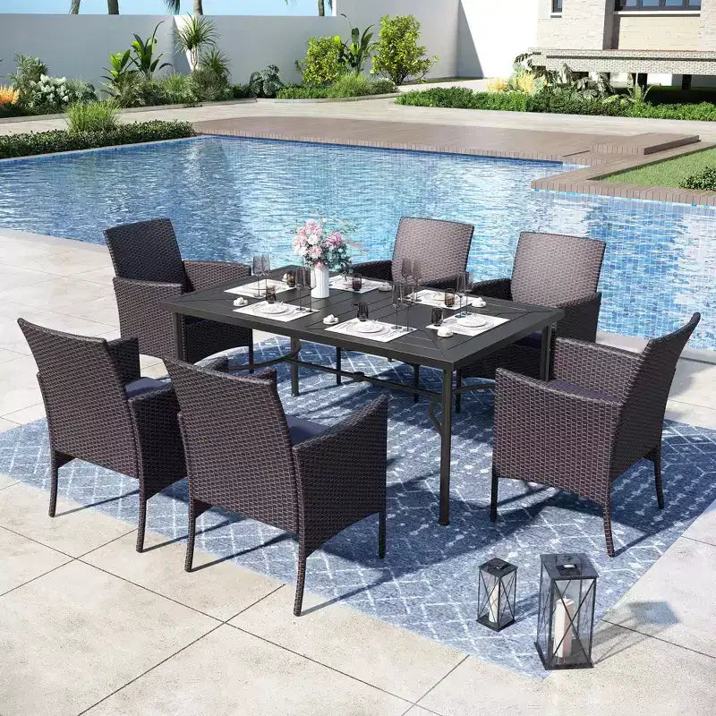 Captiva Designs Tavolo da pranzo in acciaio nero per patio esterno da 7 pezzi con foro per ombrellone e sedie in rattan con braccioli imbottiti