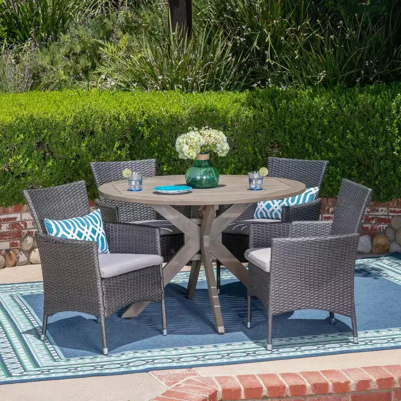 Christopher Knight Home Carroll Set da pranzo da esterno 5 pezzi in vimini e legno di acacia con cuscini