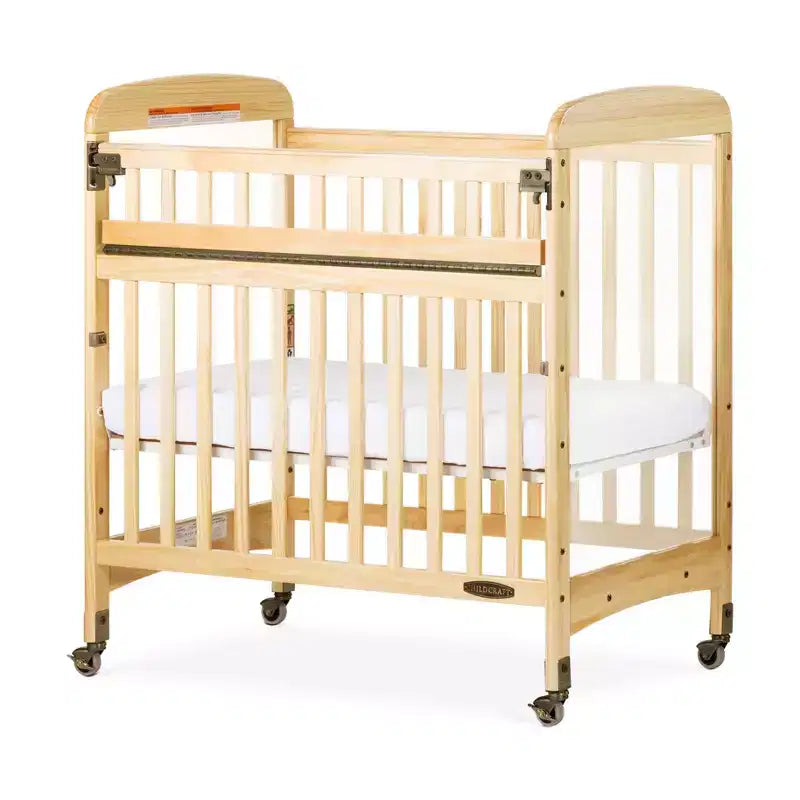 Culla portatile compatta Child Craft Avery SafeAccess in legno, 2 ruote bloccabili facili da spostare, struttura in legno resistente, passa attraverso le porte (Naturale)