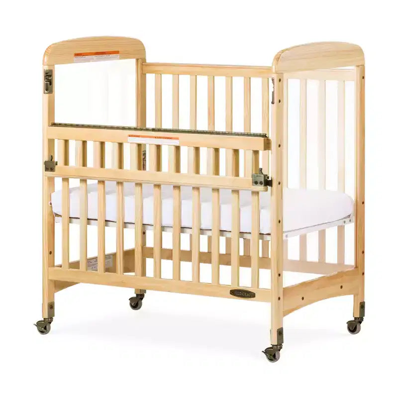 Culla portatile compatta Child Craft Avery SafeAccess in legno, 2 ruote bloccabili facili da spostare, struttura in legno resistente, passa attraverso le porte (Naturale)