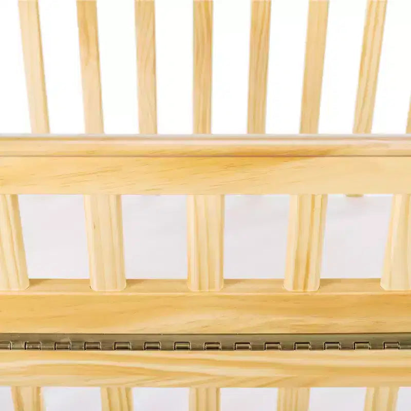 Culla portatile compatta Child Craft Avery SafeAccess in legno, 2 ruote bloccabili facili da spostare, struttura in legno resistente, passa attraverso le porte (Naturale)