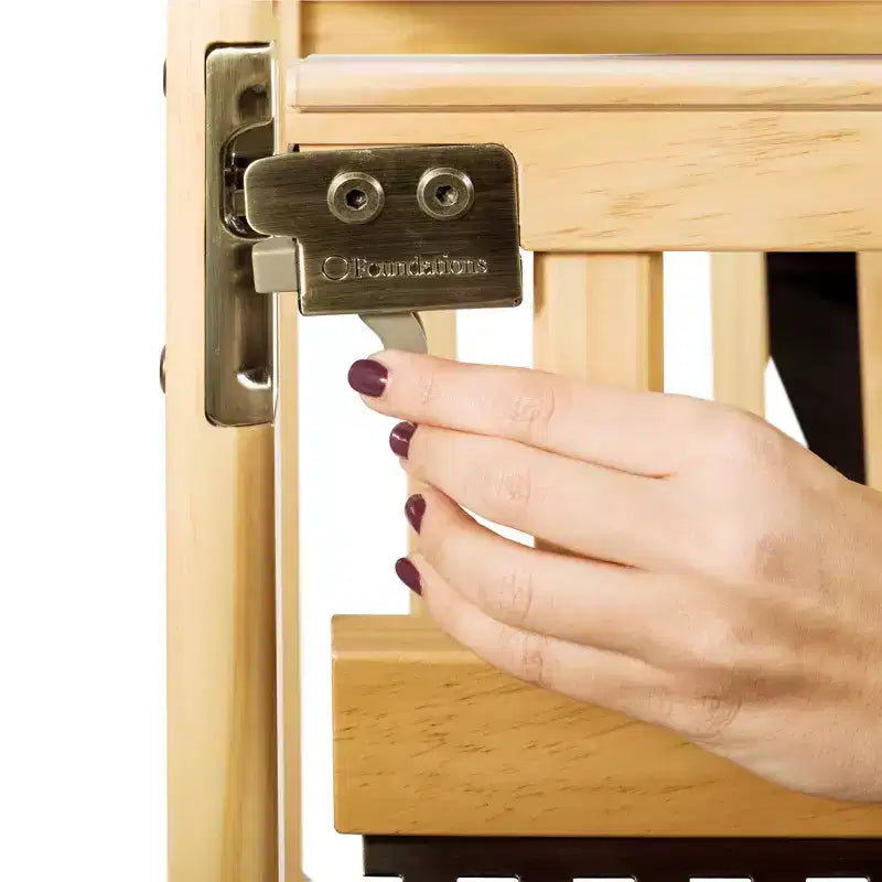 Culla portatile compatta Child Craft Avery SafeAccess in legno, 2 ruote bloccabili facili da spostare, struttura in legno resistente, passa attraverso le porte (Naturale)