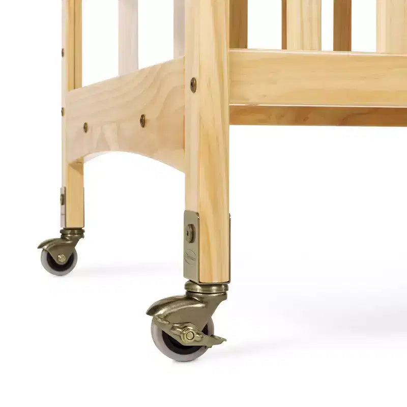 Culla portatile compatta Child Craft Avery SafeAccess in legno, 2 ruote bloccabili facili da spostare, struttura in legno resistente, passa attraverso le porte (Naturale)