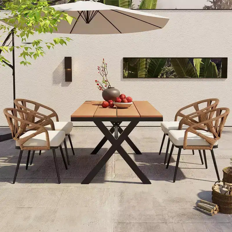 Set da esterno contemporaneo Whisen con sedie in rattan PE e tavolo in legno plastico, adatto per giardini e prati