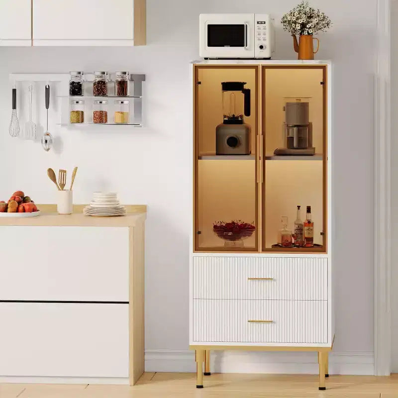 Credenza moderna scanalata con anta in vetro e 2 cassetti, ripiani regolabili, dettagli dorati, struttura in MDF per cucina, soggiorno, ufficio