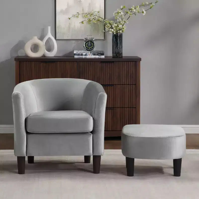Poltrona moderna Bestier in velluto grigio con poggiapiedi, schienale a U e seduta imbottita spessa 4 cm