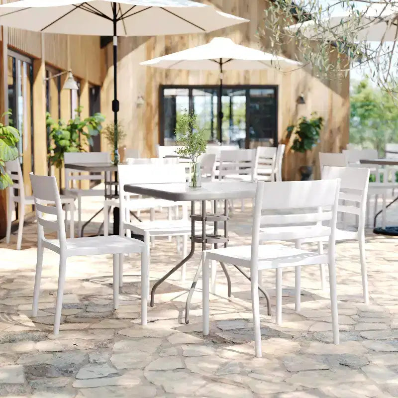Flash Furniture Bridgeport Set di 2 Sedie da Patio Impilabili per Interni-Esterni con Schienale a Doghe, Sedia Commerciale in Resina per Tutte le Stagioni