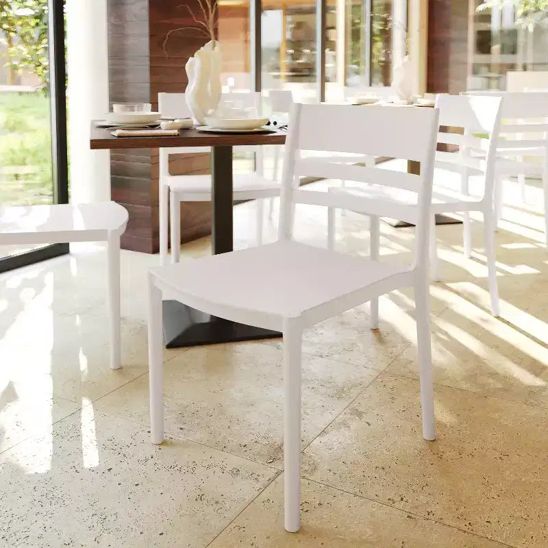 Flash Furniture Bridgeport Set di 2 Sedie da Patio Impilabili per Interni-Esterni con Schienale a Doghe, Sedia Commerciale in Resina per Tutte le Stagioni