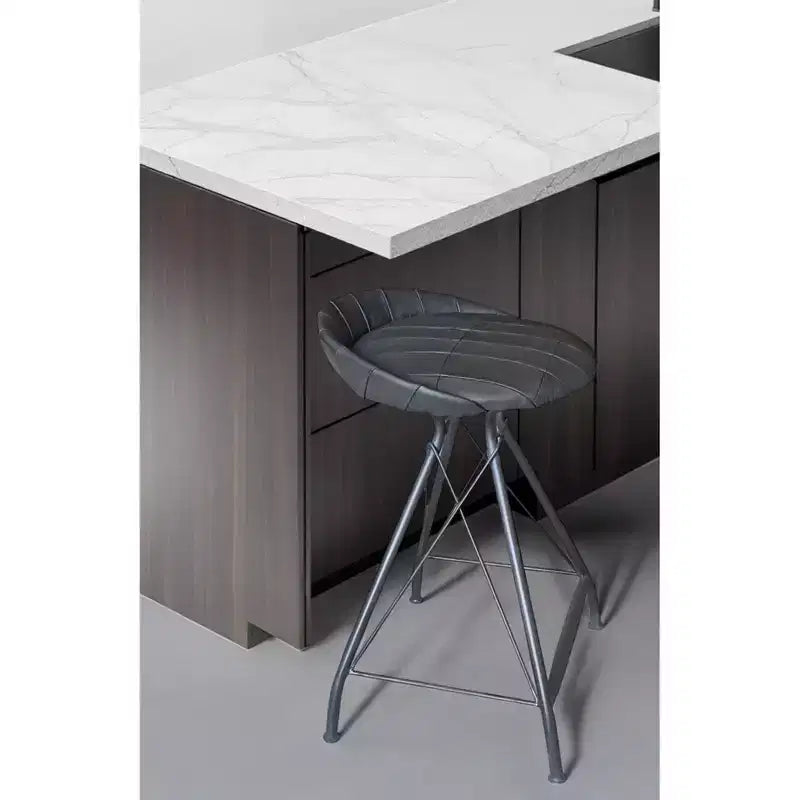 HomeRoots Sedia da bar girevole con schienale basso in pelle e ferro grigio, altezza bancone, 24