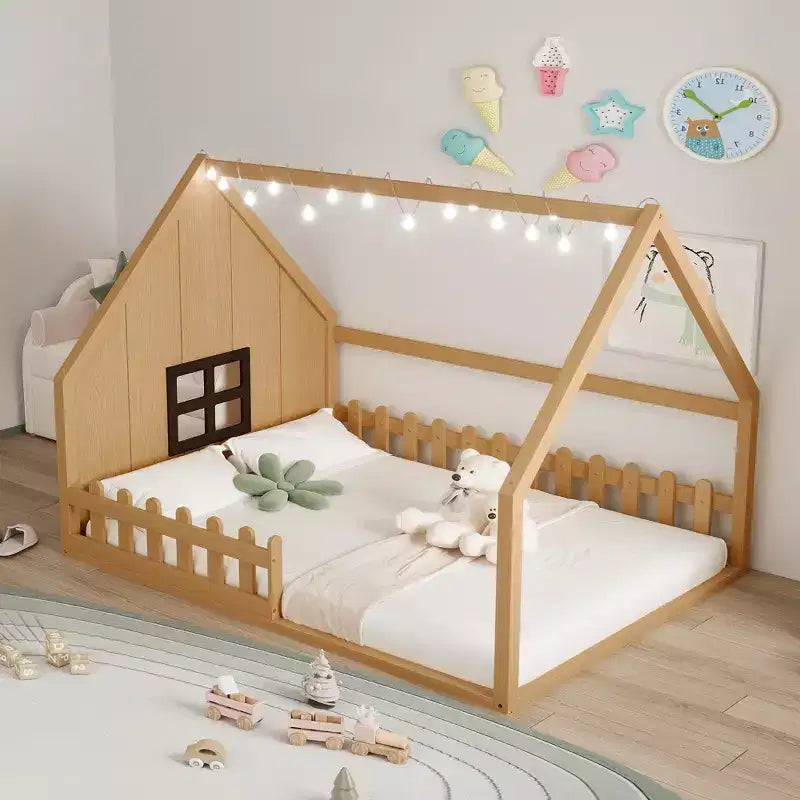 Letto a casetta in legno di dimensioni standard Whisen con finestra e recinzione