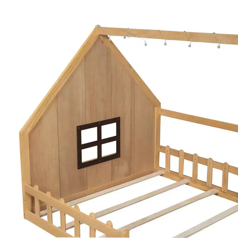 Letto a casetta in legno di dimensioni standard Whisen con finestra e recinzione