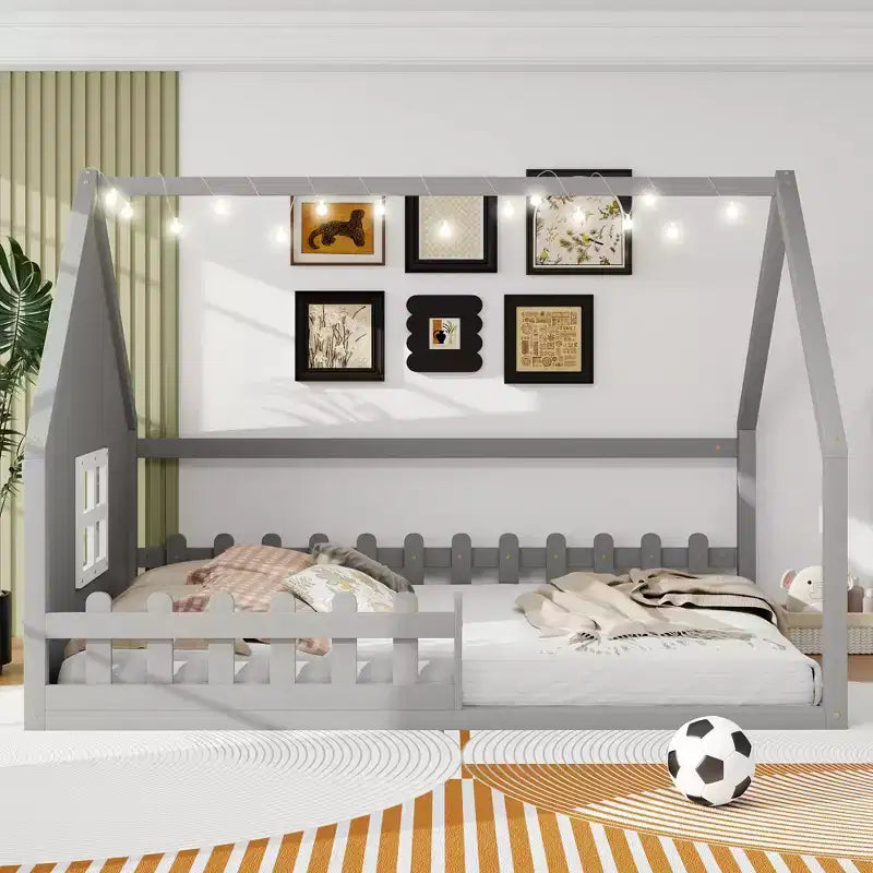 Letto a casetta in legno di dimensioni standard Whisen con finestra e recinzione
