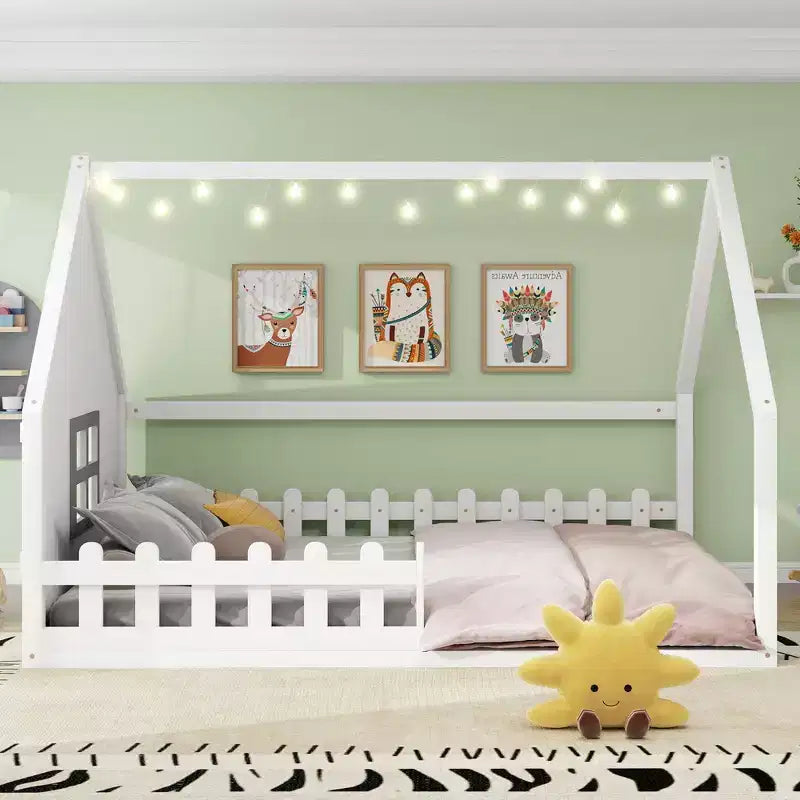 Letto a casetta in legno di dimensioni standard Whisen con finestra e recinzione