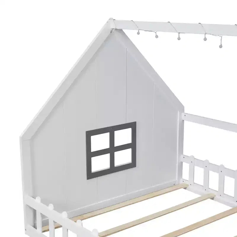 Letto a casetta in legno di dimensioni standard Whisen con finestra e recinzione