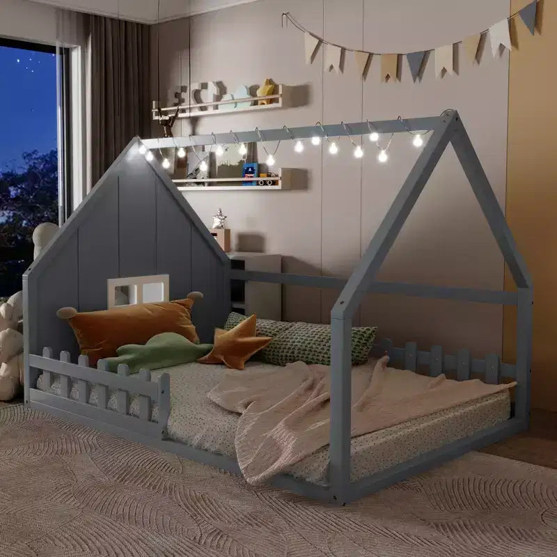 Letto a casetta in legno di dimensioni standard Whisen con finestra e recinzione
