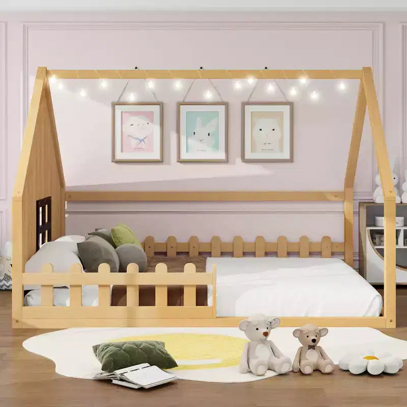 Letto a casetta in legno di dimensioni standard Whisen con finestra e recinzione