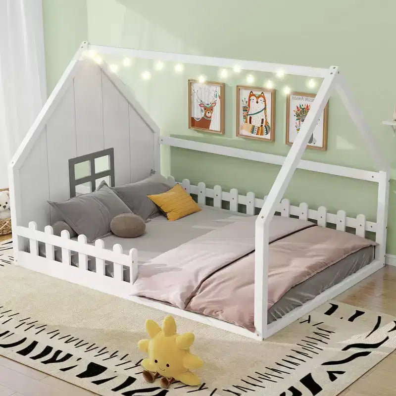 Letto a casetta in legno di dimensioni standard Whisen con finestra e recinzione