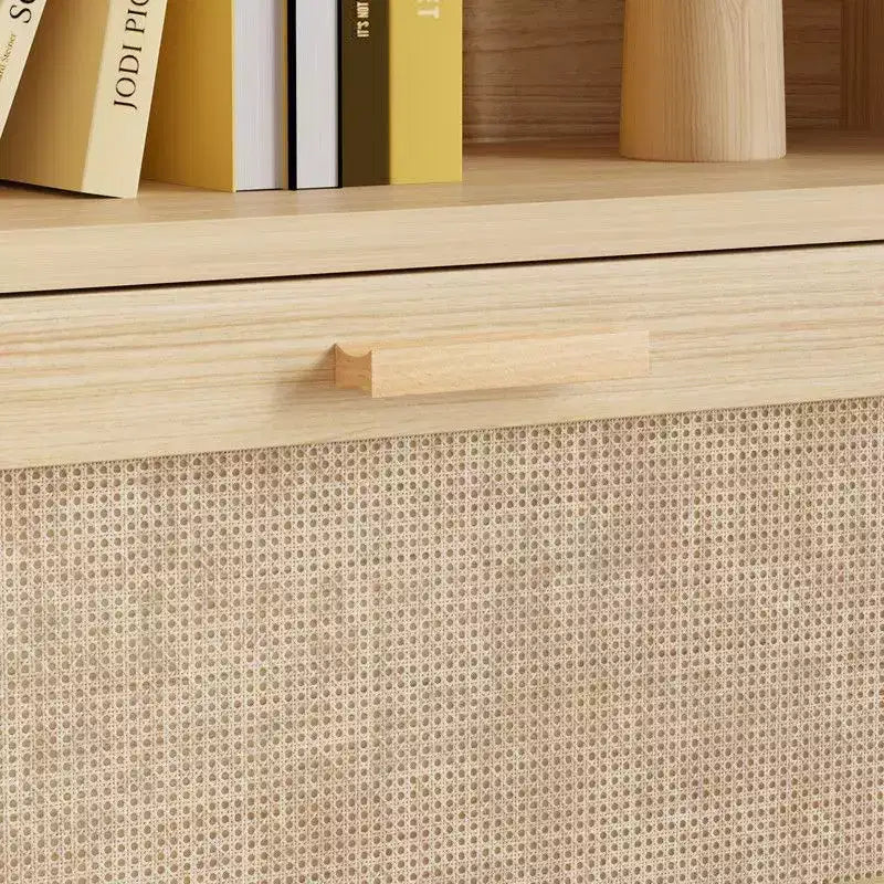 Vetrina Karl Home in rattan color cuoio con 3 ripiani, 1 cassetto, 2 ante, 180 cm H.
