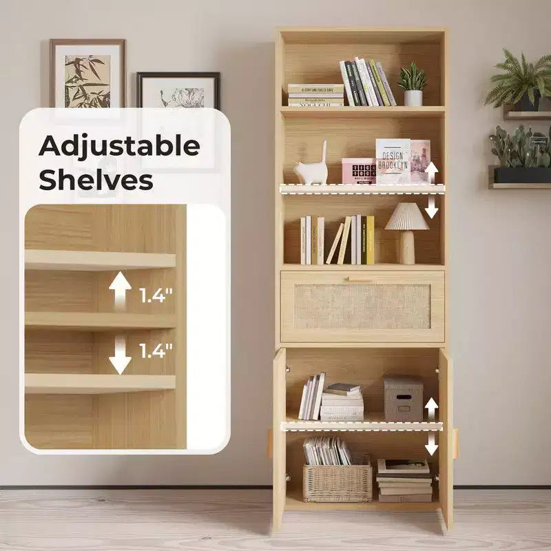 Vetrina Karl Home in rattan color cuoio con 3 ripiani, 1 cassetto, 2 ante, 180 cm H.