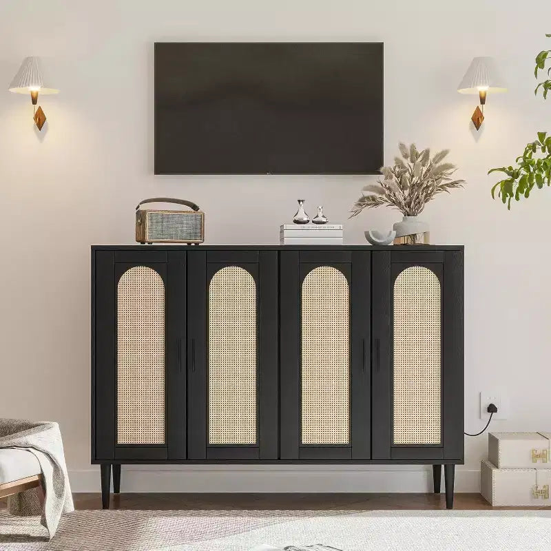 Mobile Contenitore in Rattan con Ricarica e Mobile Bar Caffè - Credenza Boho a 4 Ante (Ripiani Regolabili) Mobile Multifunzionale Boho per Ingresso/Sala da Pranzo