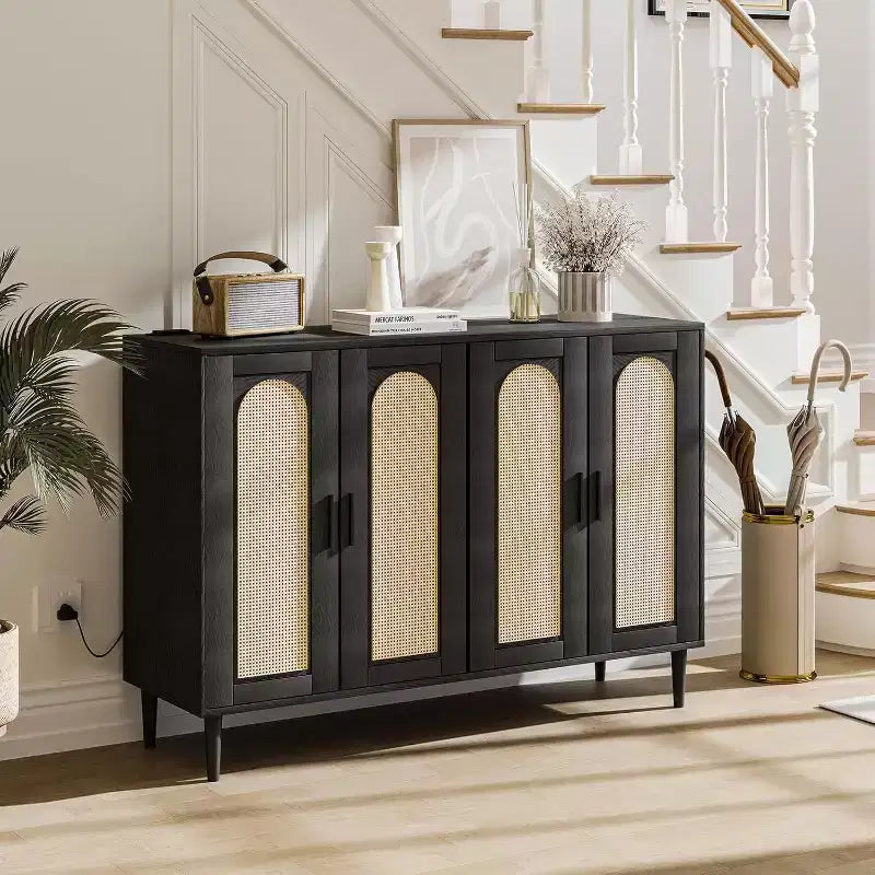 Mobile Contenitore in Rattan con Ricarica e Mobile Bar Caffè - Credenza Boho a 4 Ante (Ripiani Regolabili) Mobile Multifunzionale Boho per Ingresso/Sala da Pranzo