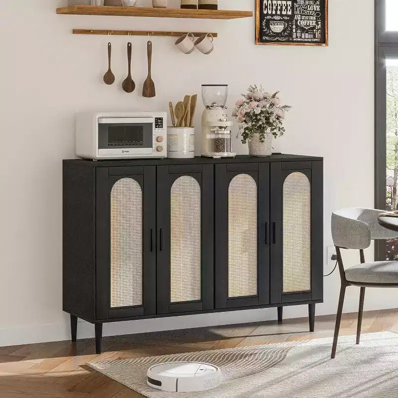 Mobile Contenitore in Rattan con Ricarica e Mobile Bar Caffè - Credenza Boho a 4 Ante (Ripiani Regolabili) Mobile Multifunzionale Boho per Ingresso/Sala da Pranzo