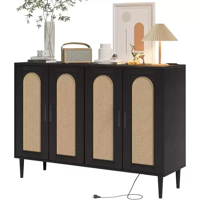Mobile Contenitore in Rattan con Ricarica e Mobile Bar Caffè - Credenza Boho a 4 Ante (Ripiani Regolabili) Mobile Multifunzionale Boho per Ingresso/Sala da Pranzo