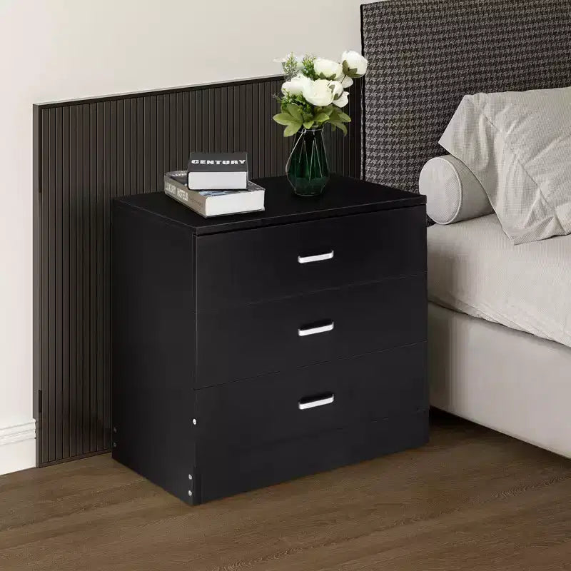 Comodino Karl con 3 cassetti in truciolato nero, larghezza 66 cm