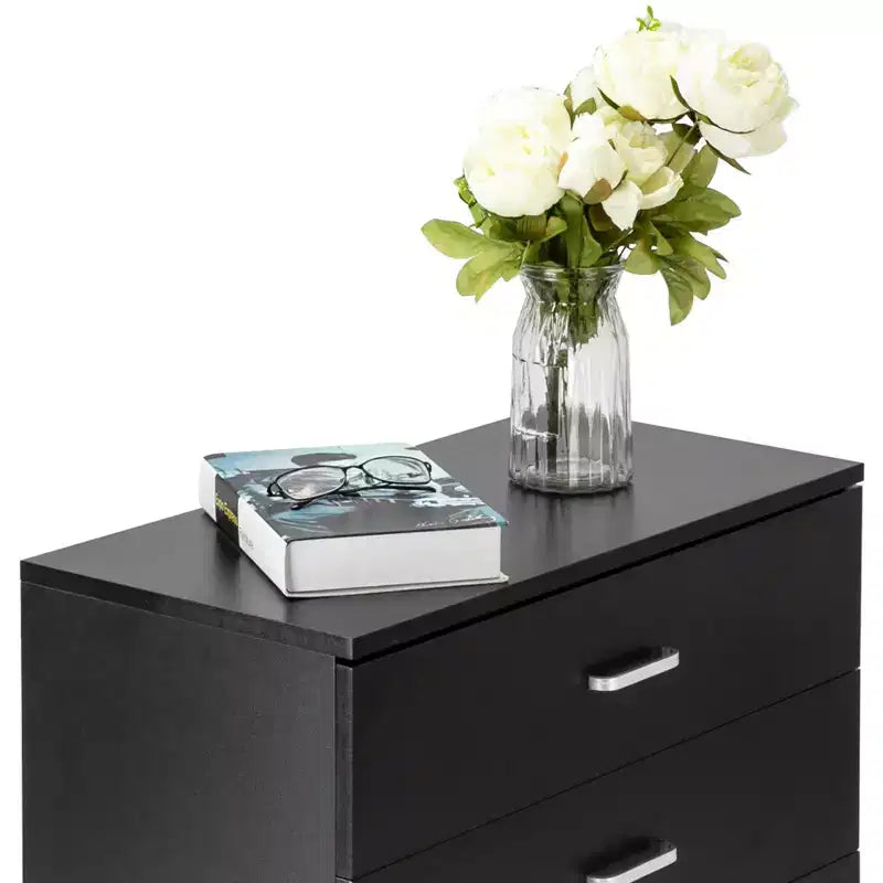 Comodino Karl con 3 cassetti in truciolato nero, larghezza 66 cm