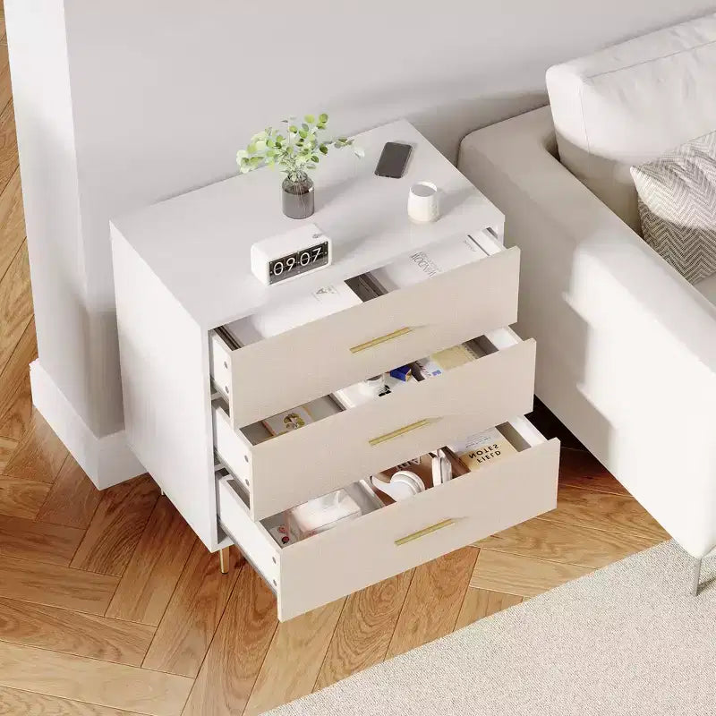 Comodino con 3 cassetti con maniglie e gambe dorate, Comodino in legno con superficie effetto lino, Cassettiera bianca, Tavolino d'appoggio