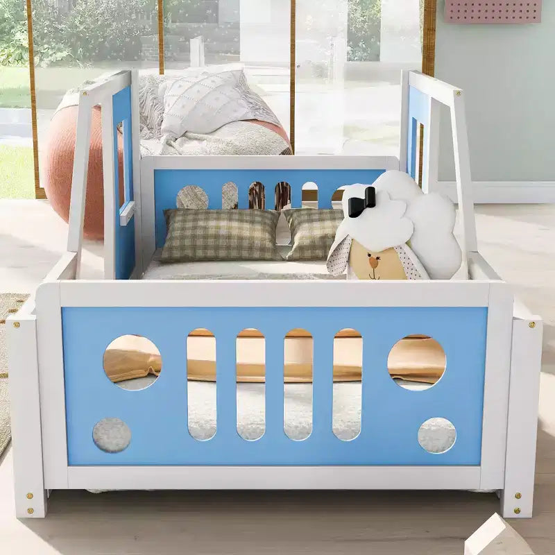 Okak Letto con Rotelle in Legno, Design Classico a Forma di Macchina, con Spondine di Sicurezza per Bambini, Struttura Robusta Senza Rumore, Montaggio Facile, Bianco