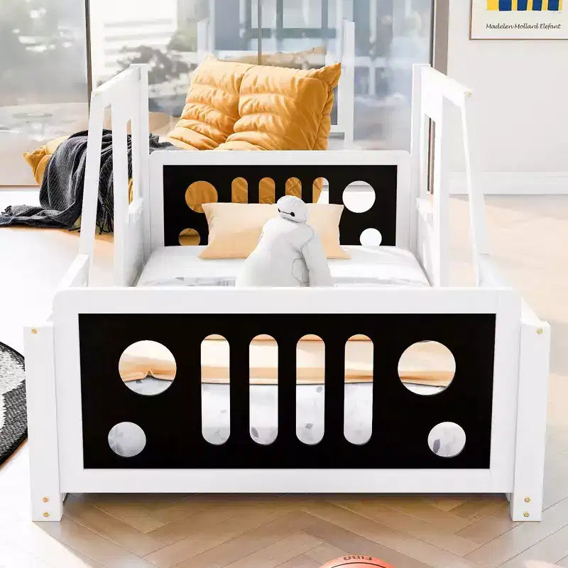 Okak Letto con Rotelle in Legno, Design Classico a Forma di Macchina, con Spondine di Sicurezza per Bambini, Struttura Robusta Senza Rumore, Montaggio Facile, Bianco