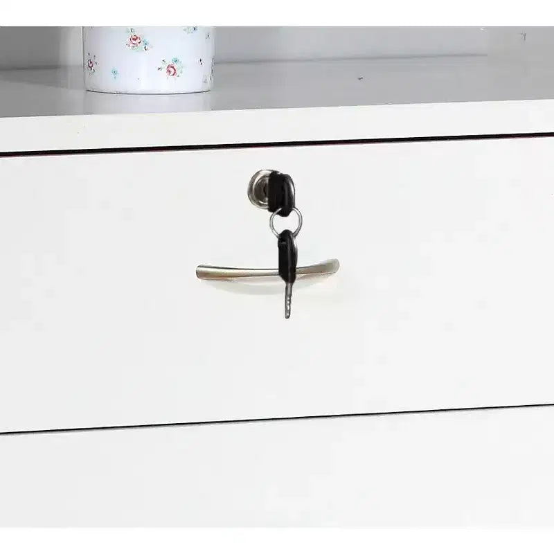 Comò alto moderno minimalista Okak a 5 cassetti con maniglie in metallo e cassetto superiore con chiusura, cassettiera per camera da letto, ingresso