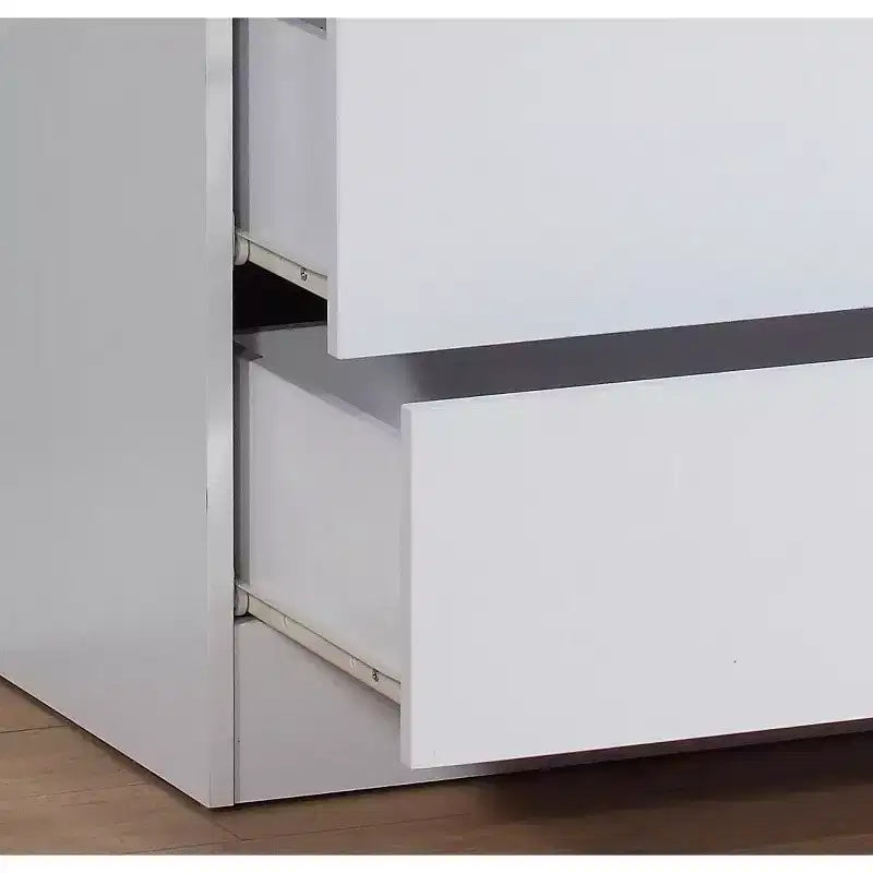 Comò alto moderno minimalista Okak a 5 cassetti con maniglie in metallo e cassetto superiore con chiusura, cassettiera per camera da letto, ingresso