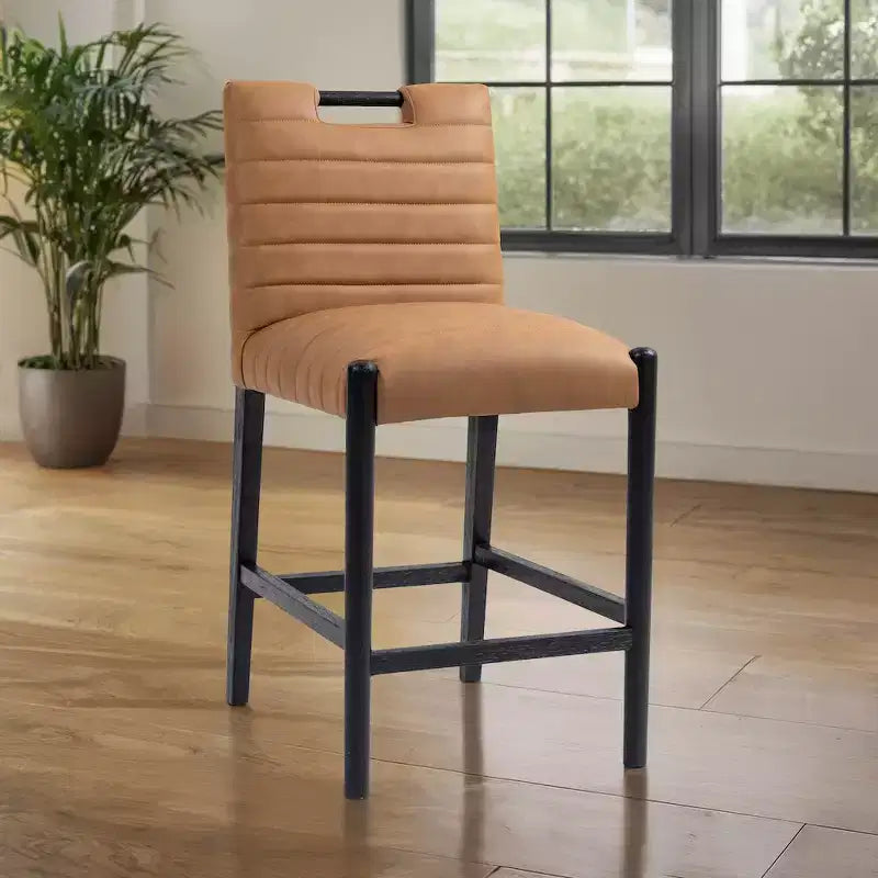 Meridian Furniture, Sgabello da bancone Aimee in pelle vegana color cognac