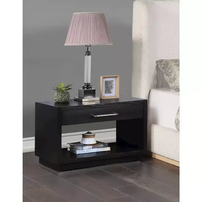 Meridian Furniture, Comodino impiallacciato in legno Avery