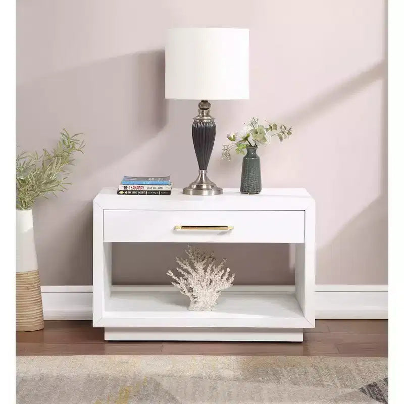 Meridian Furniture, Comodino impiallacciato in legno Avery