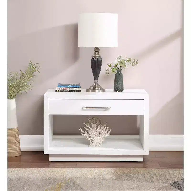 Meridian Furniture, Comodino impiallacciato in legno Avery