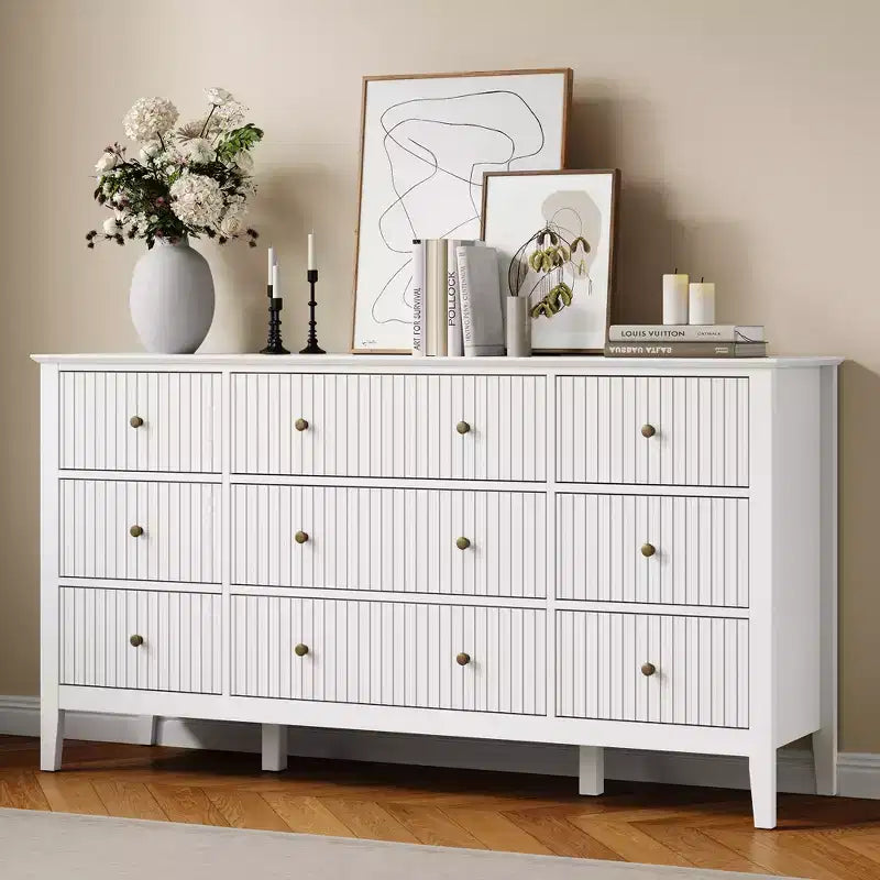 Cassettiera Heynemo Fluted a 9 cassetti, comò moderno largo 150 cm con maniglie in metallo, porta TV con organizer per camera da letto, soggiorno, bianco